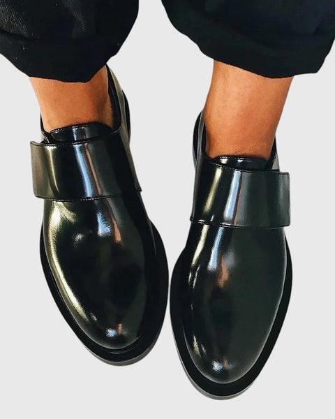 אליסה - מוקסינים מבריקים עם רצועה למראה מוקפד