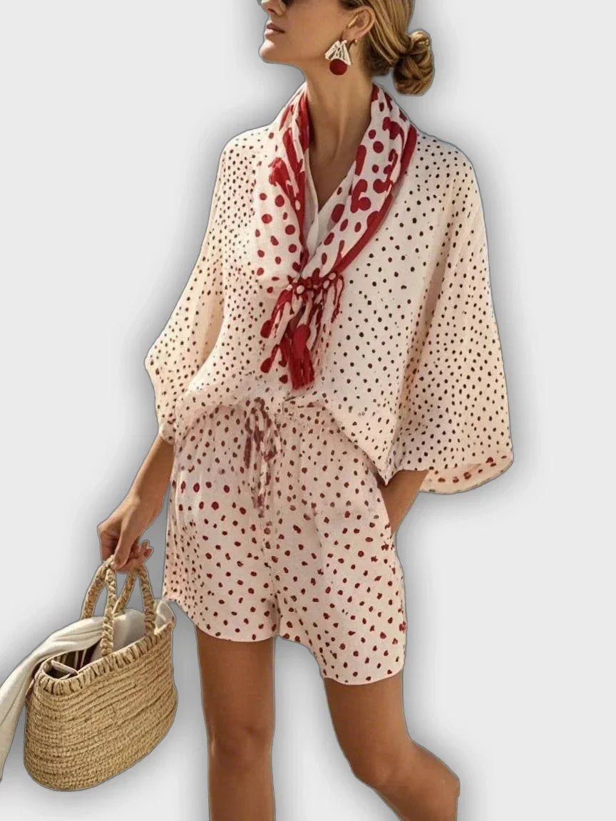 סט קיץ מנוקד עם מכנסיים קצרים וצעיף