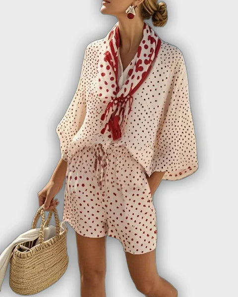 סט קיץ מנוקד עם מכנסיים קצרים וצעיף