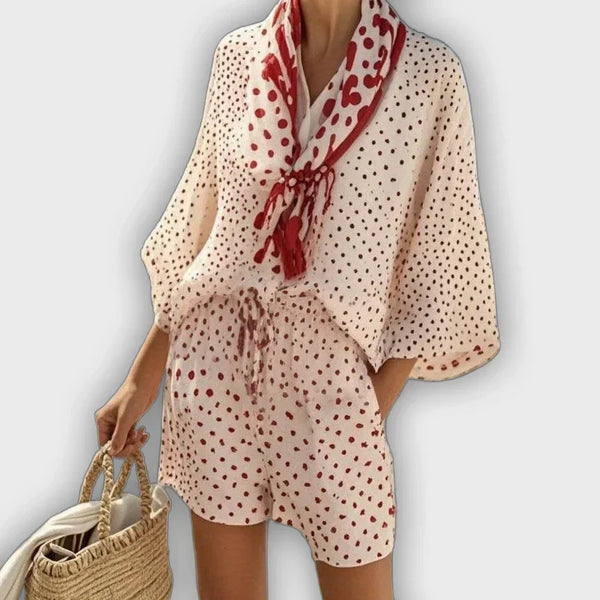 סט קיץ מנוקד עם מכנסיים קצרים וצעיף