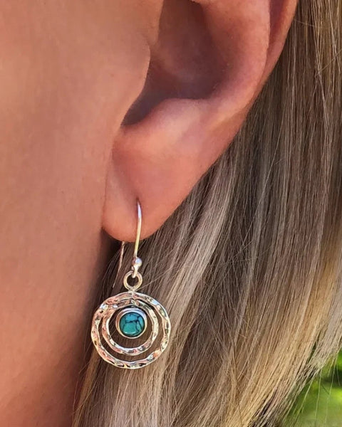 עגילי סאטורן בוהו עם אבן טורקיז בכסף וזהב