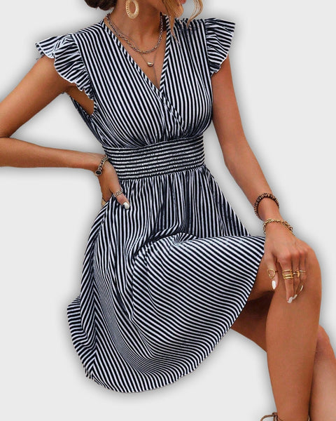 שמלת קיץ מפוספסת עם שרוולים מקופלים ומותן מודגשת