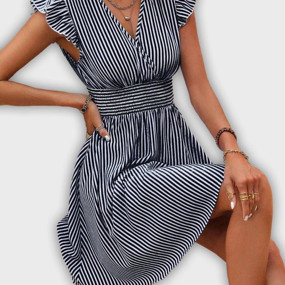 שמלת קיץ מפוספסת עם שרוולים מקופלים ומותן מודגשת