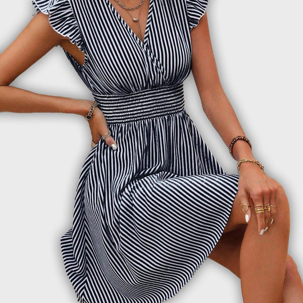 שמלת קיץ מפוספסת עם שרוולים מקופלים ומותן מודגשת