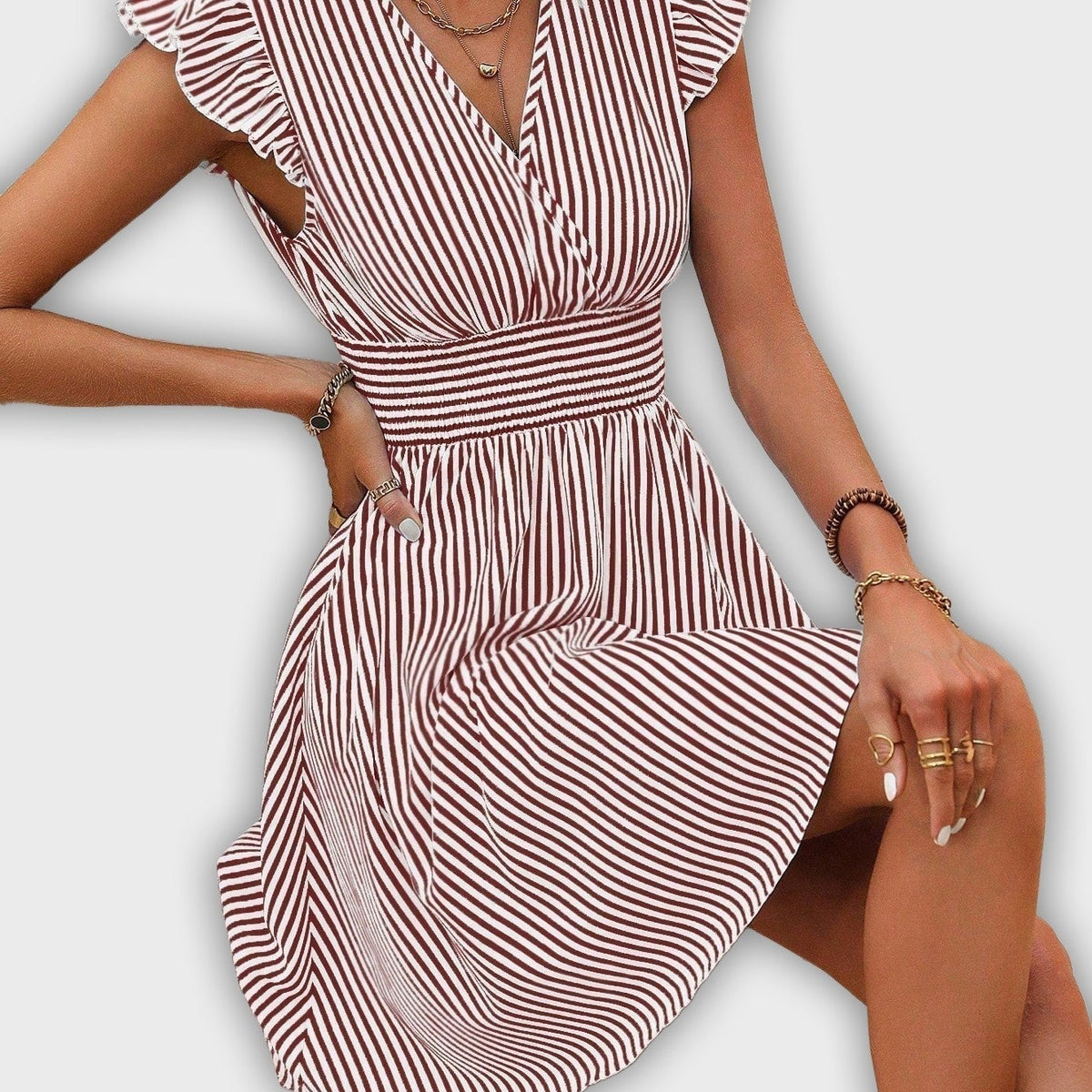 שמלת קיץ מפוספסת עם שרוולים מקופלים ומותן מודגשת