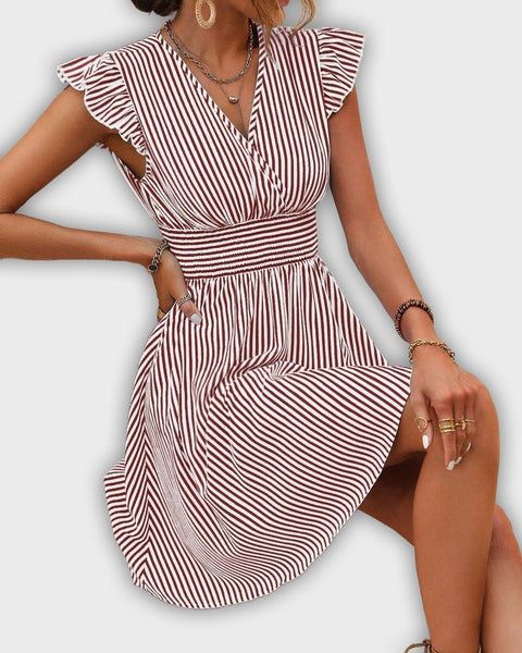 שמלת קיץ מפוספסת עם שרוולים מקופלים ומותן מודגשת