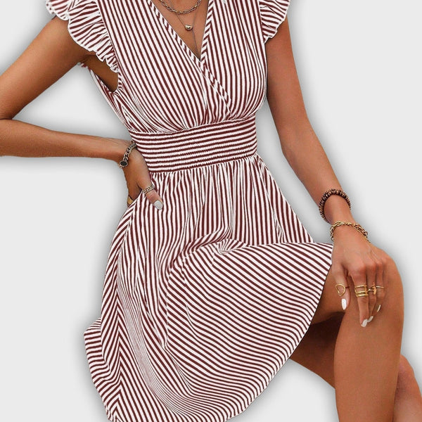 שמלת קיץ מפוספסת עם שרוולים מקופלים ומותן מודגשת