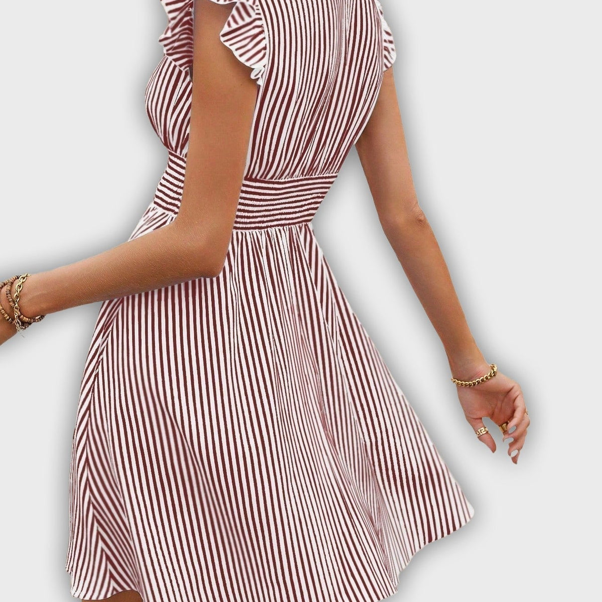 שמלת קיץ מפוספסת עם שרוולים מקופלים ומותן מודגשת