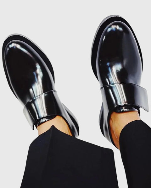 אליסה - מוקסינים מבריקים עם רצועה למראה מוקפד