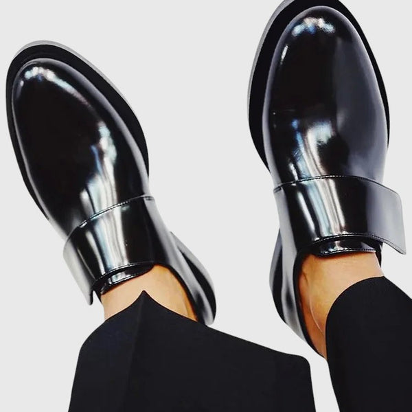 אליסה - מוקסינים מבריקים עם רצועה למראה מוקפד