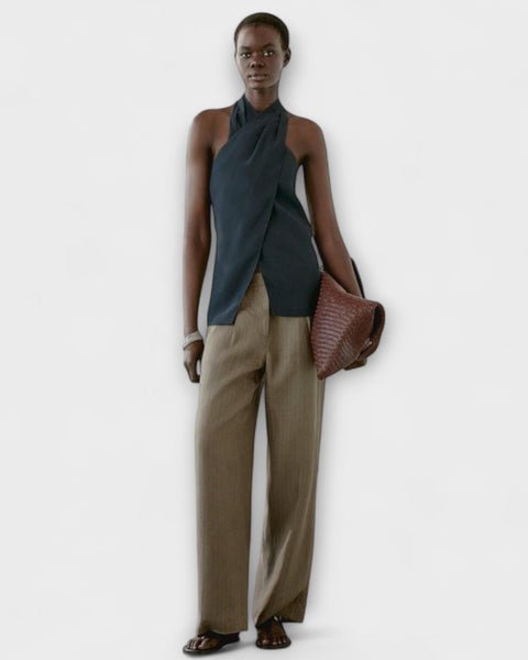 טופ כחול עם צווארון קשירה וחיתוך בגב