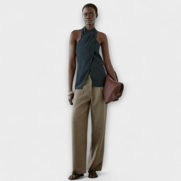 טופ כחול עם צווארון קשירה וחיתוך בגב