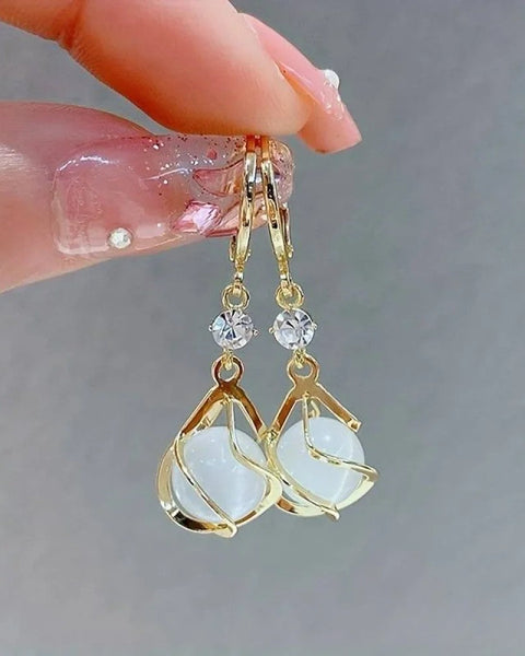 עגילי דליפה מוזהבים עם אופל לבן עתיק