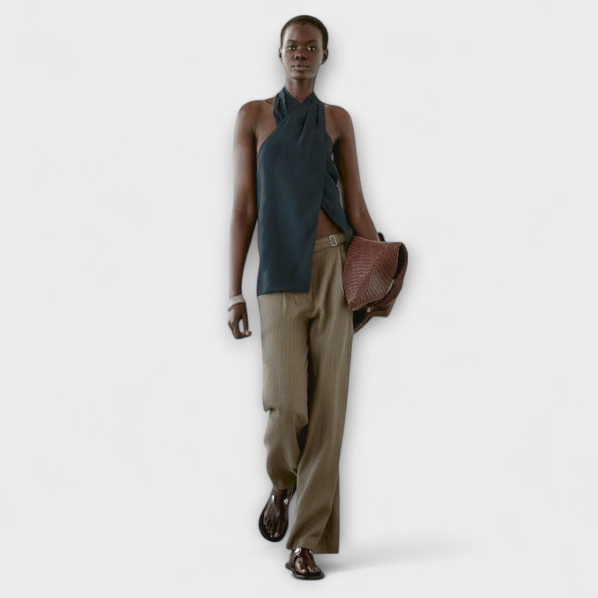 טופ כחול עם צווארון קשירה וחיתוך בגב