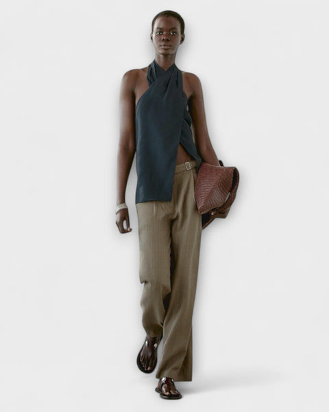 טופ כחול עם צווארון קשירה וחיתוך בגב