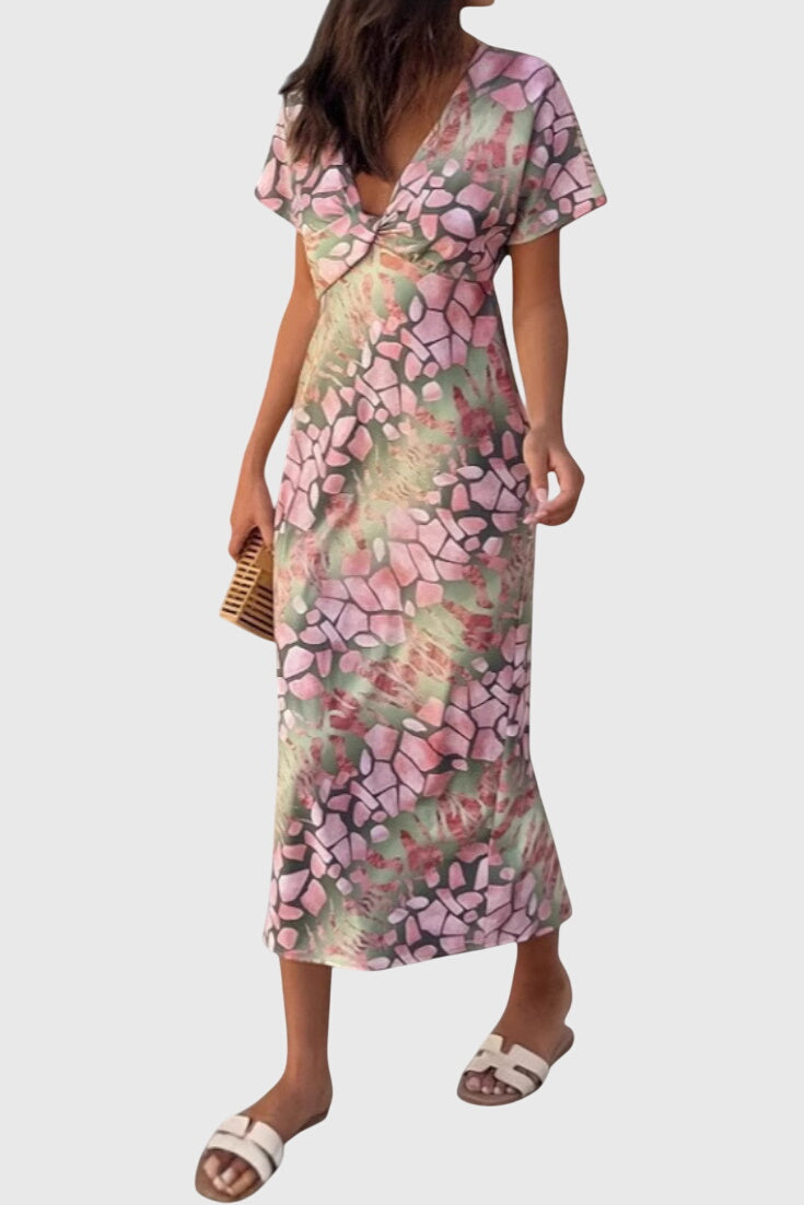 שמלות עם הדפס אבסטרקטי וחשיפת צוואר V