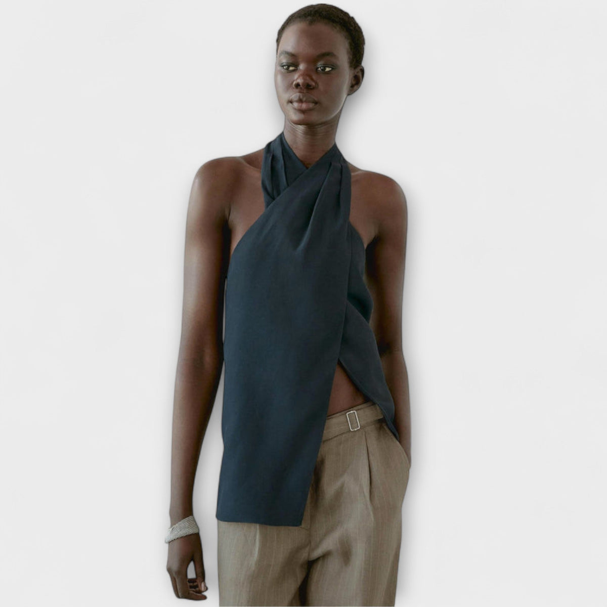 טופ כחול עם צווארון קשירה וחיתוך בגב