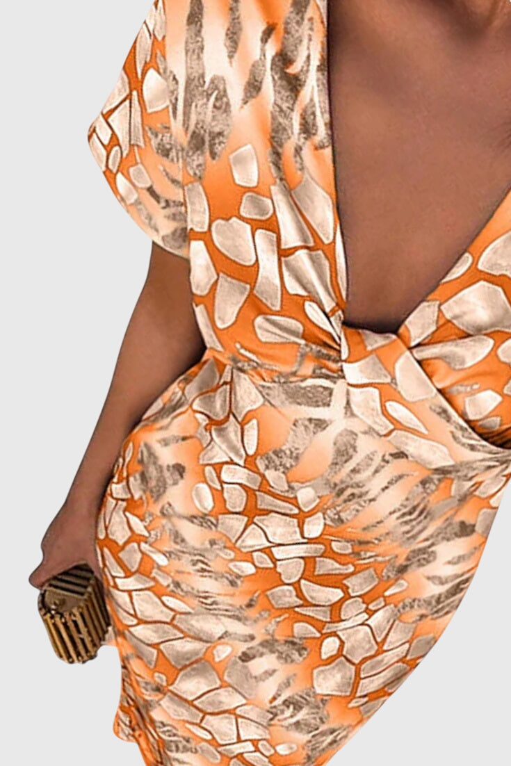 שמלות עם הדפס אבסטרקטי וחשיפת צוואר V