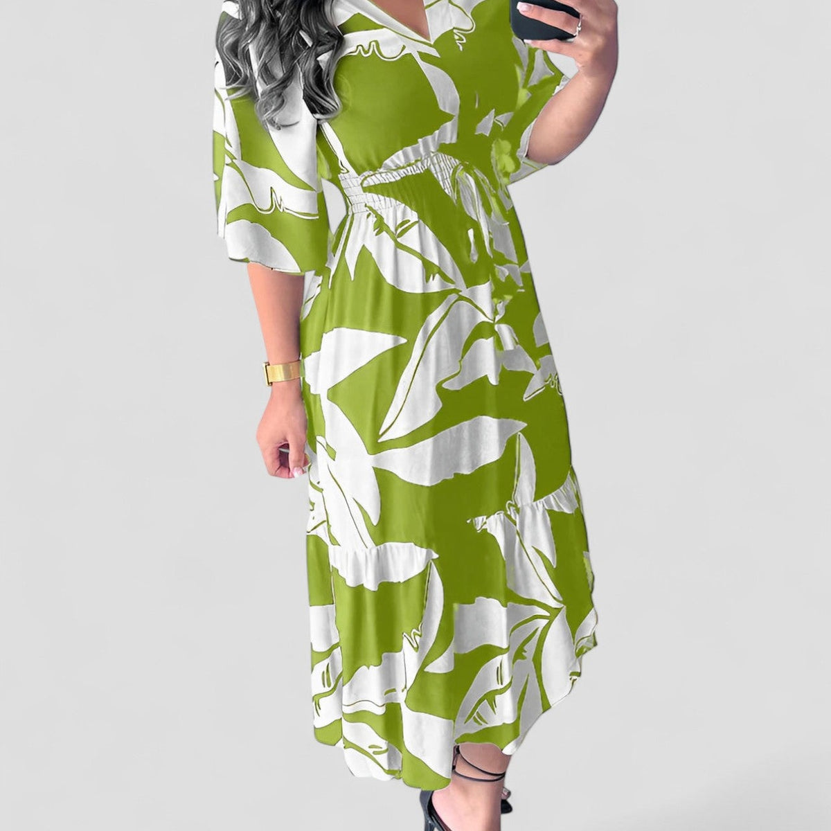 קאיה | שמלת V-צוואר אלגנטית עם שרוולים באורך 3/4 ופרט קשירה