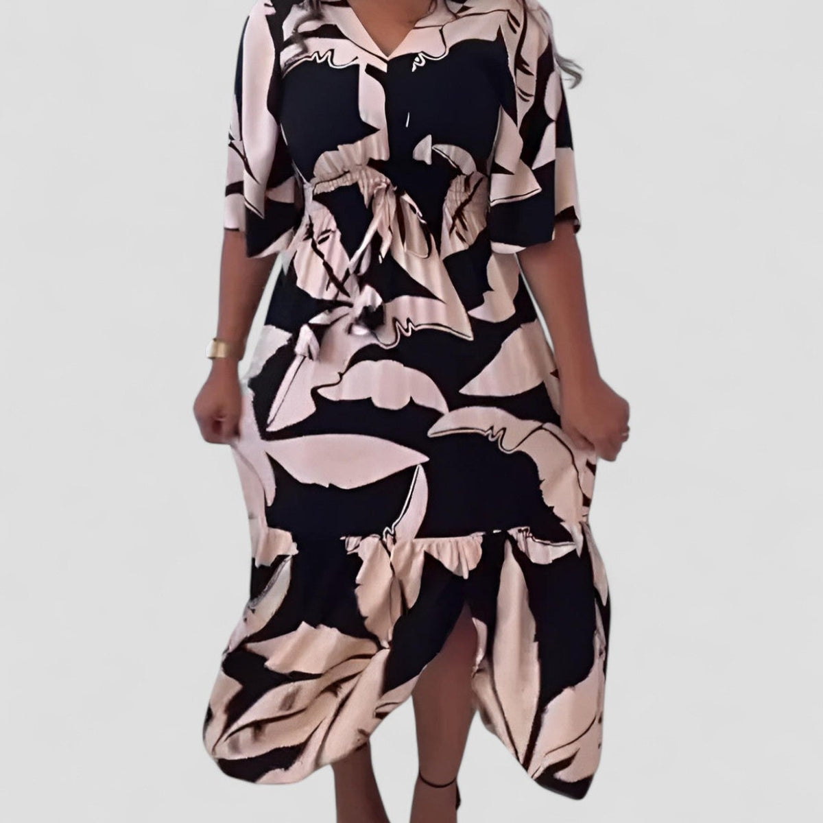 קאיה | שמלת V-צוואר אלגנטית עם שרוולים באורך 3/4 ופרט קשירה