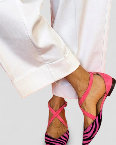 זארלה | סנדלים שטוחים עם דוגמת זברה ו straps קרוס על הקרסול