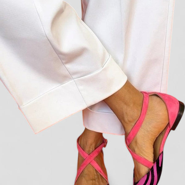 זארלה | סנדלים שטוחים עם דוגמת זברה ו straps קרוס על הקרסול