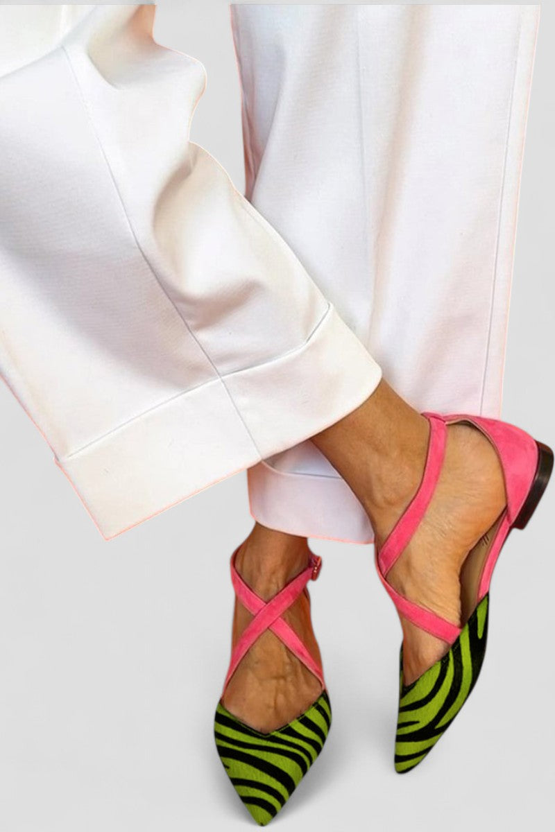 זארלה | סנדלים שטוחים עם דוגמת זברה ו straps קרוס על הקרסול