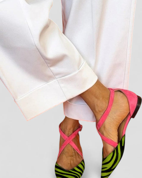 זארלה | סנדלים שטוחים עם דוגמת זברה ו straps קרוס על הקרסול