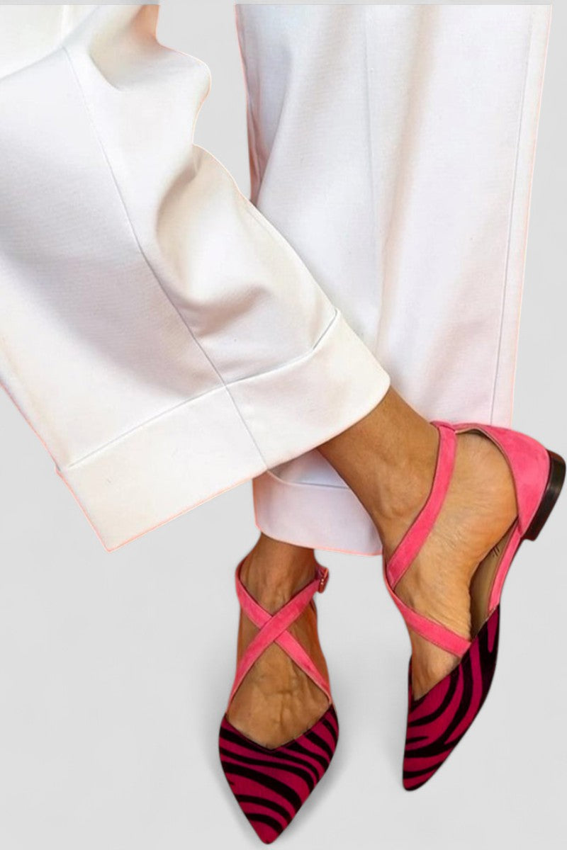 זארלה | סנדלים שטוחים עם דוגמת זברה ו straps קרוס על הקרסול