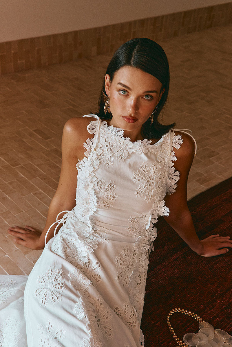 Loreina - שמלת מקסי עם עיטור פרחים רקום