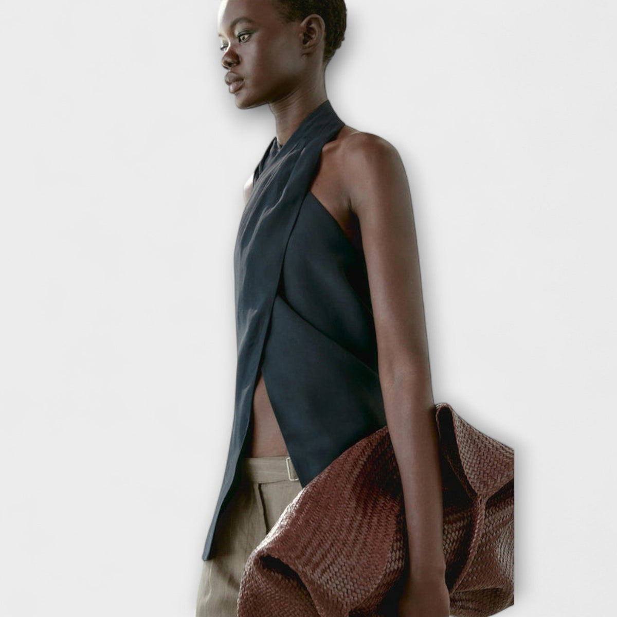 טופ כחול עם צווארון קשירה וחיתוך בגב