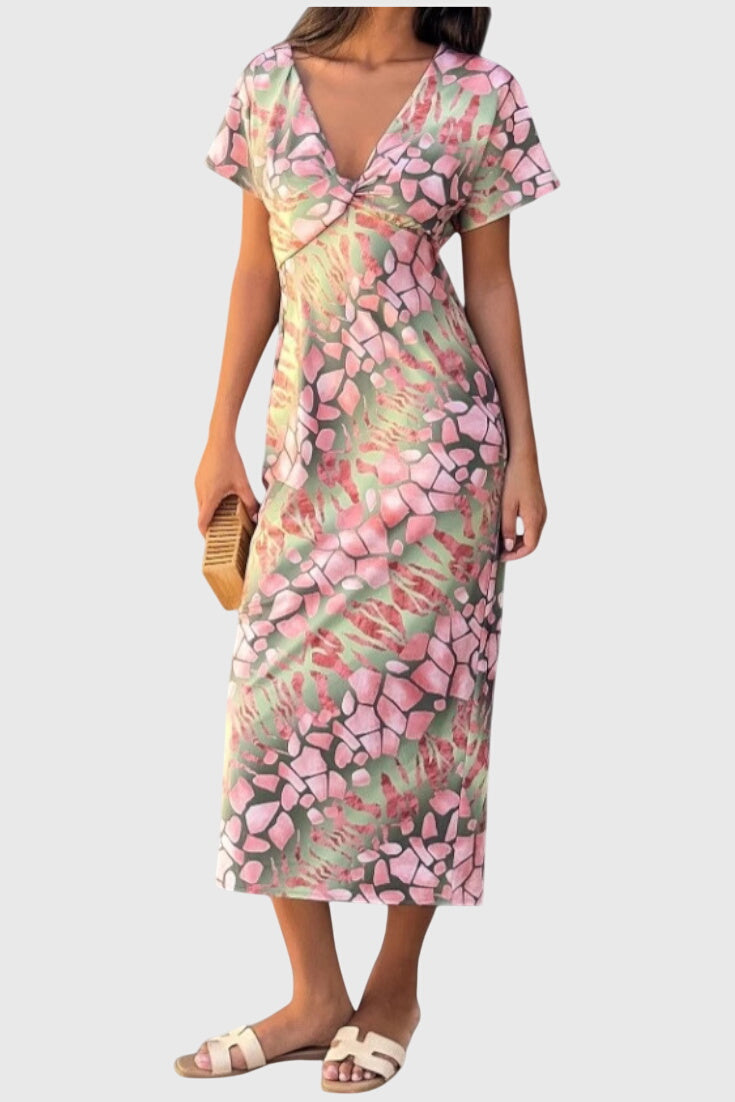 שמלות עם הדפס אבסטרקטי וחשיפת צוואר V