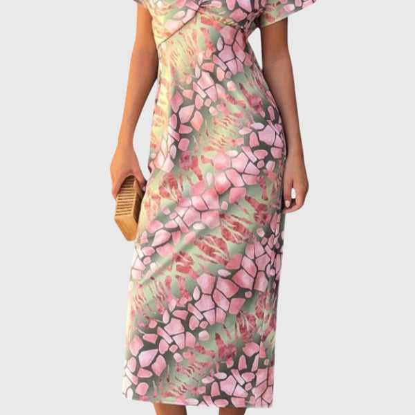 שמלות עם הדפס אבסטרקטי וחשיפת צוואר V