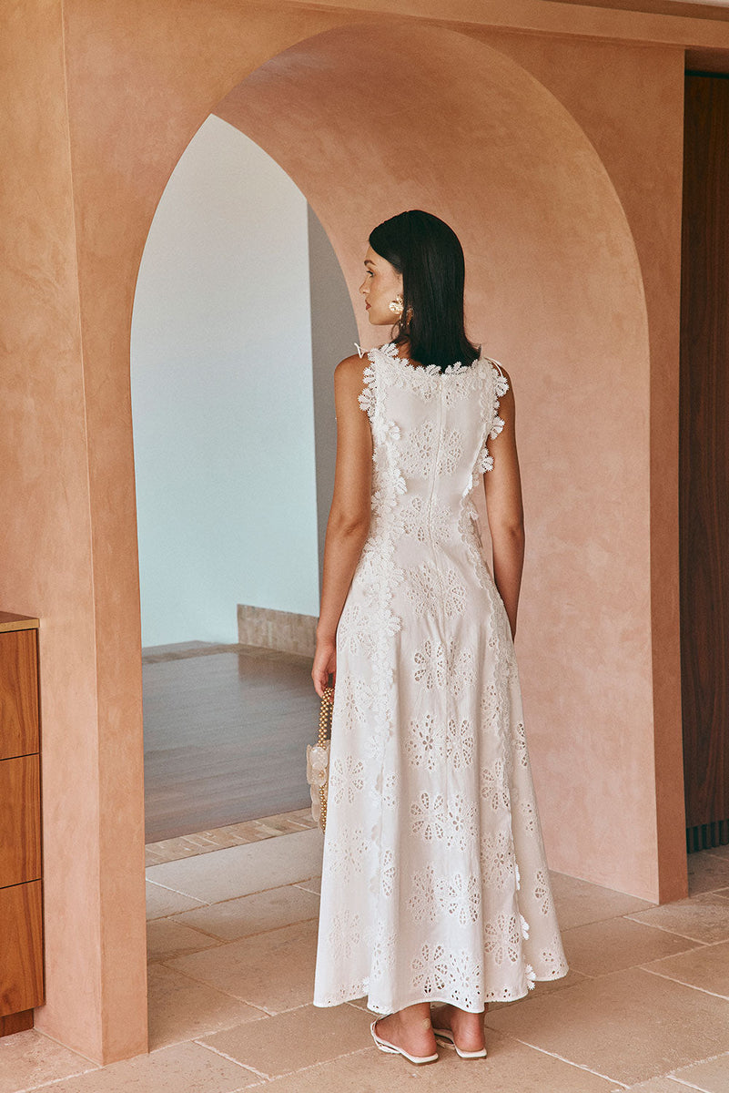 Loreina - שמלת מקסי עם עיטור פרחים רקום