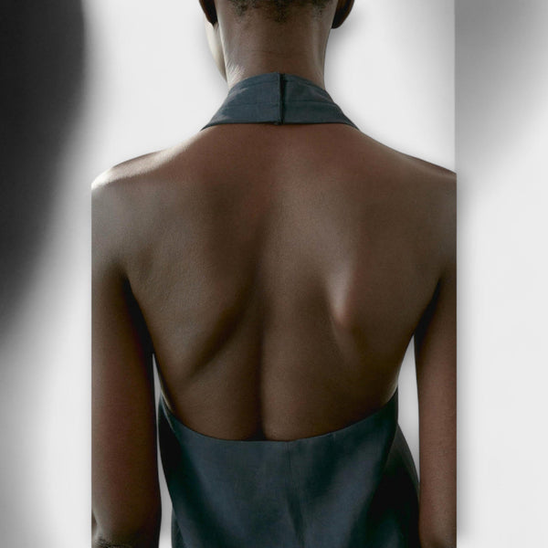 טופ כחול עם צווארון קשירה וחיתוך בגב