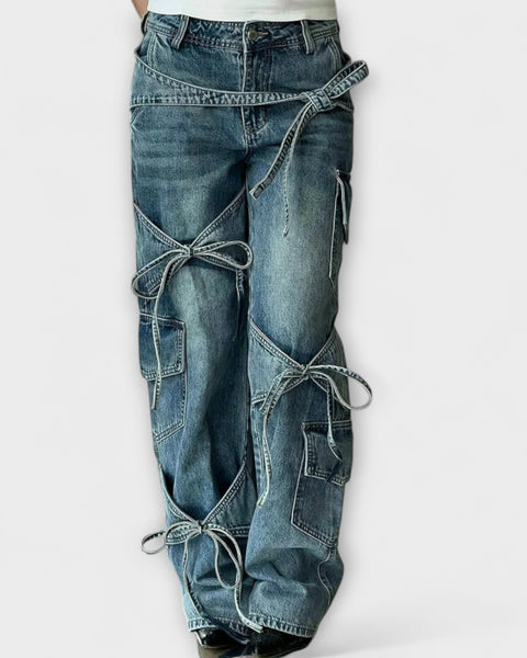 ג'ינס דנים עם פרטים דקורטיביים