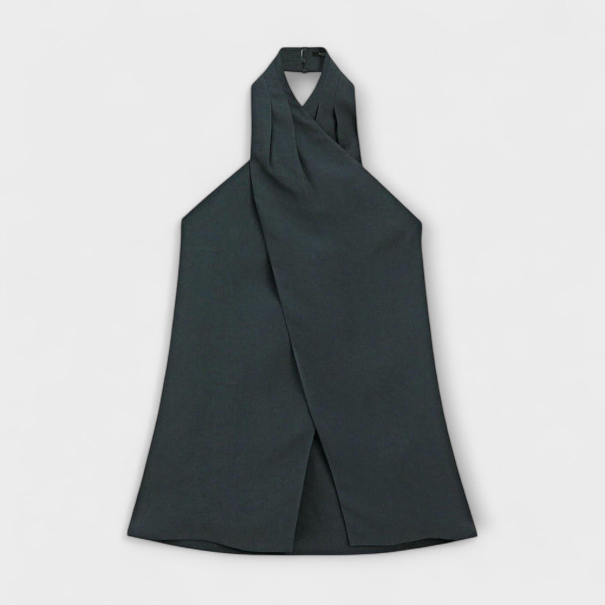 טופ כחול עם צווארון קשירה וחיתוך בגב