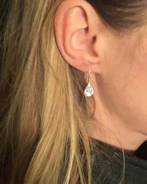 עגילי דנדי לאון מעוצבים בצבע כסף