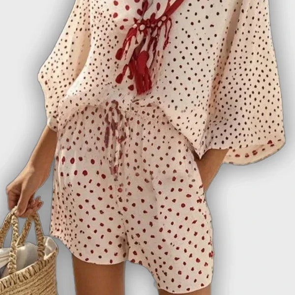 סט קיץ מנוקד עם מכנסיים קצרים וצעיף