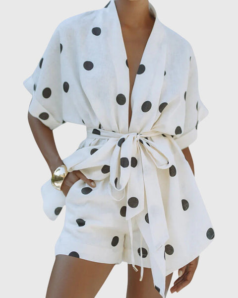 אבילה קונז'ונטו של קימונו עם קשר ומכנסיים קצרים עם נקודות