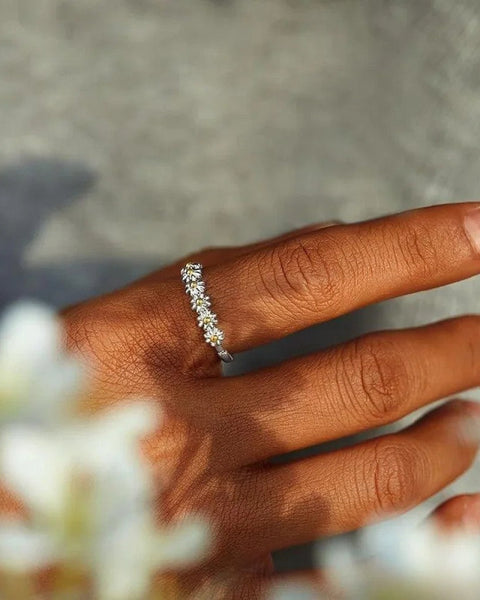 טבעת כסף מתכווננת עם פרח מצויר ביד