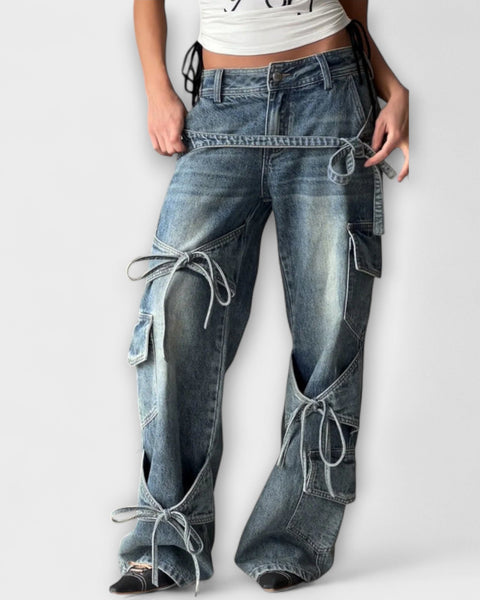 ג'ינס דנים עם פרטים דקורטיביים