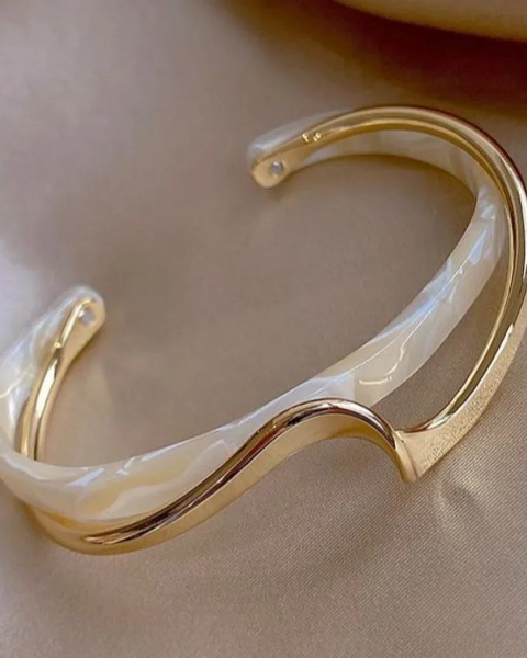 צמיד זהב אלגנטי עם אופל לבן