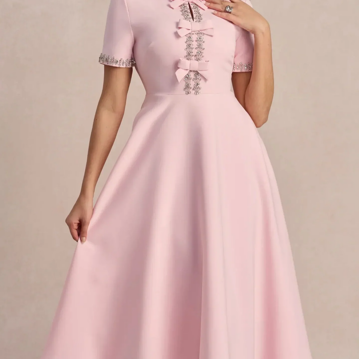 רפאלה™ | שמלה בגזרת א עם קשתות וחרוזים