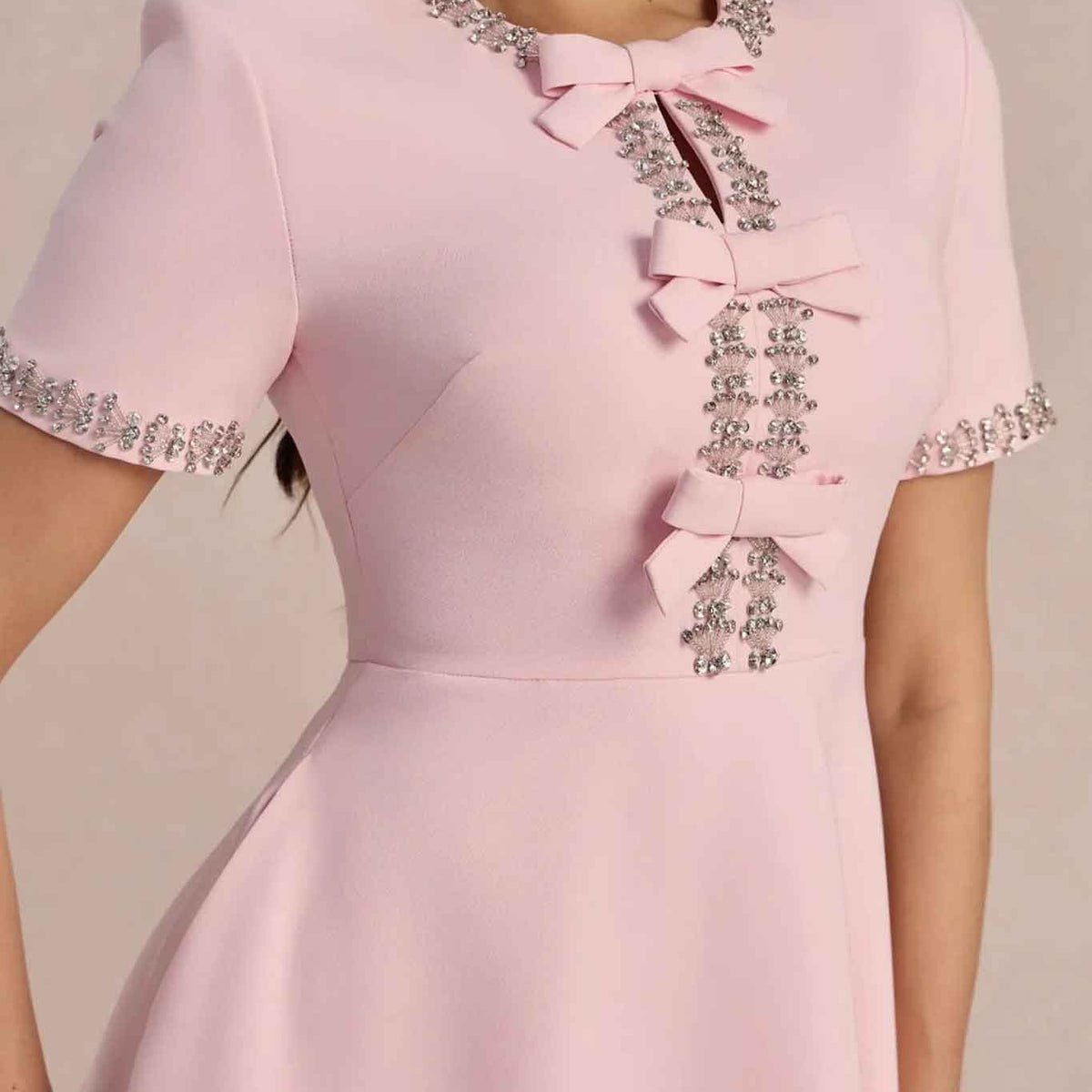 רפאלה™ | שמלה בגזרת א עם קשתות וחרוזים