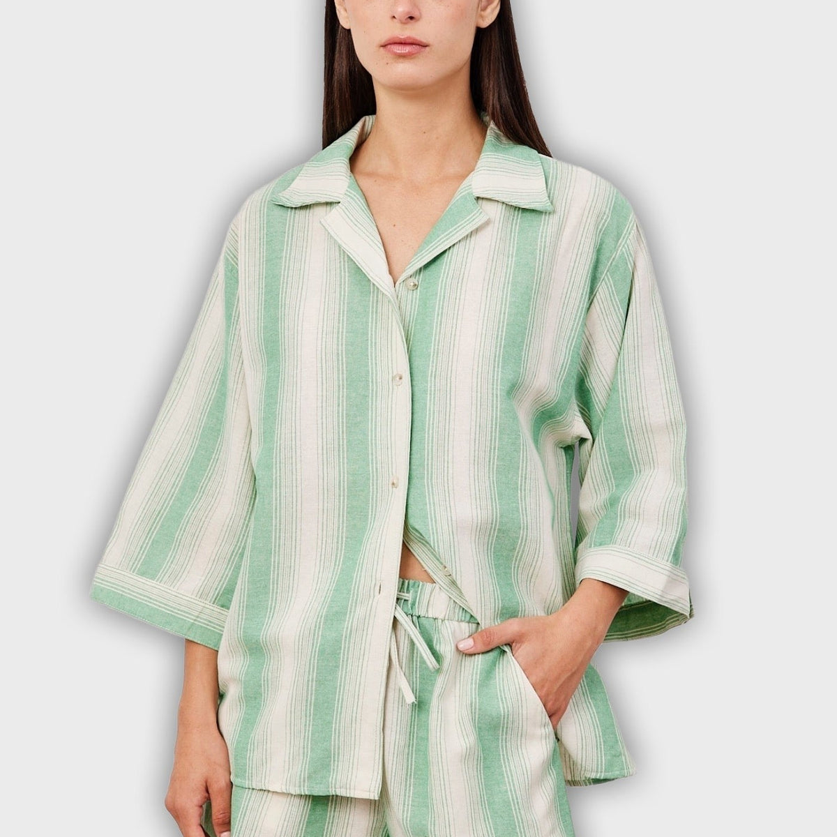 חליפת שני חלקים קצרה עם פסים