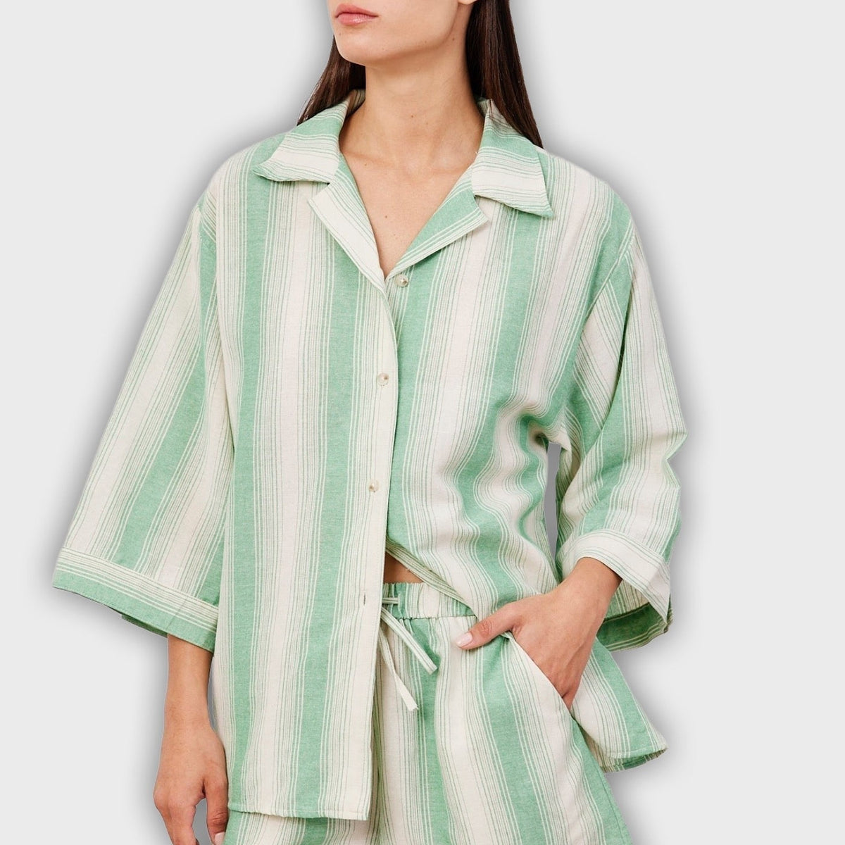 חליפת שני חלקים קצרה עם פסים