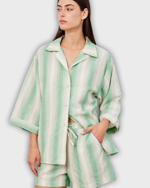 חליפת שני חלקים קצרה עם פסים