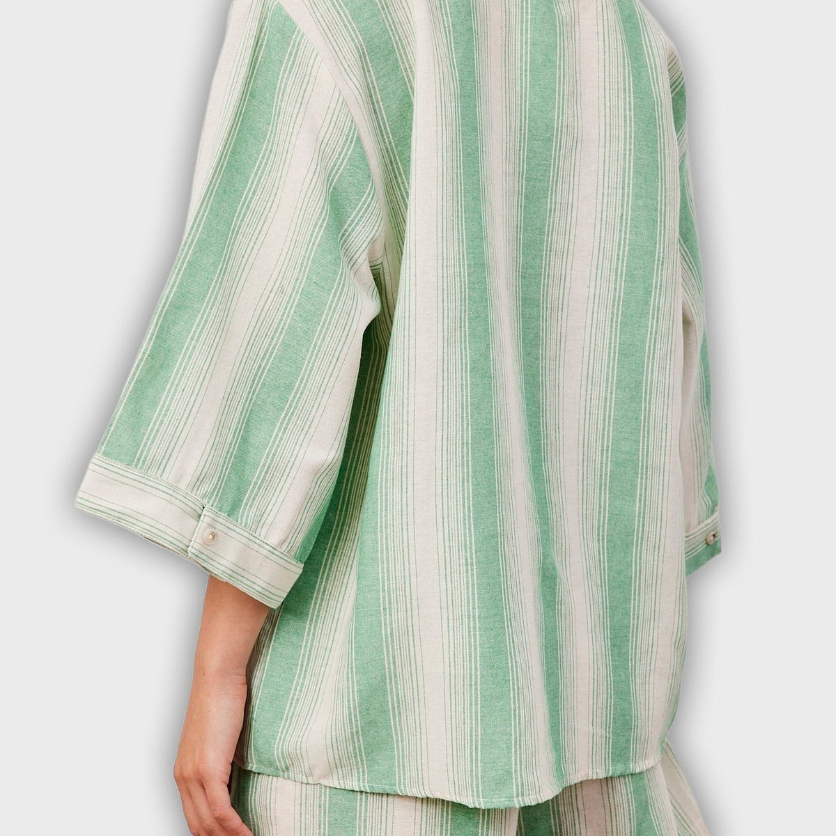 חליפת שני חלקים קצרה עם פסים