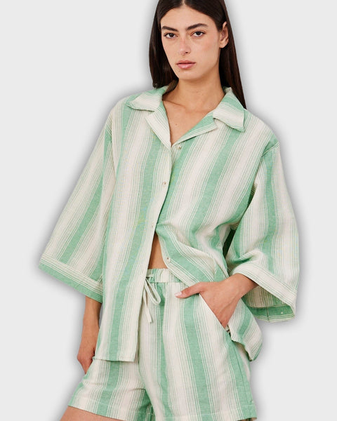 חליפת שני חלקים קצרה עם פסים